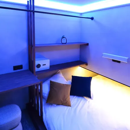 The Hyve Capsule Hostel Amsterdam Exterior photo