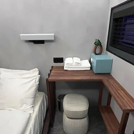 The Hyve Capsule Hostel Amsterdam Exterior photo